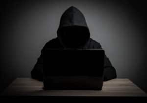 Stalking. Pessoa espionando, perseguindo.