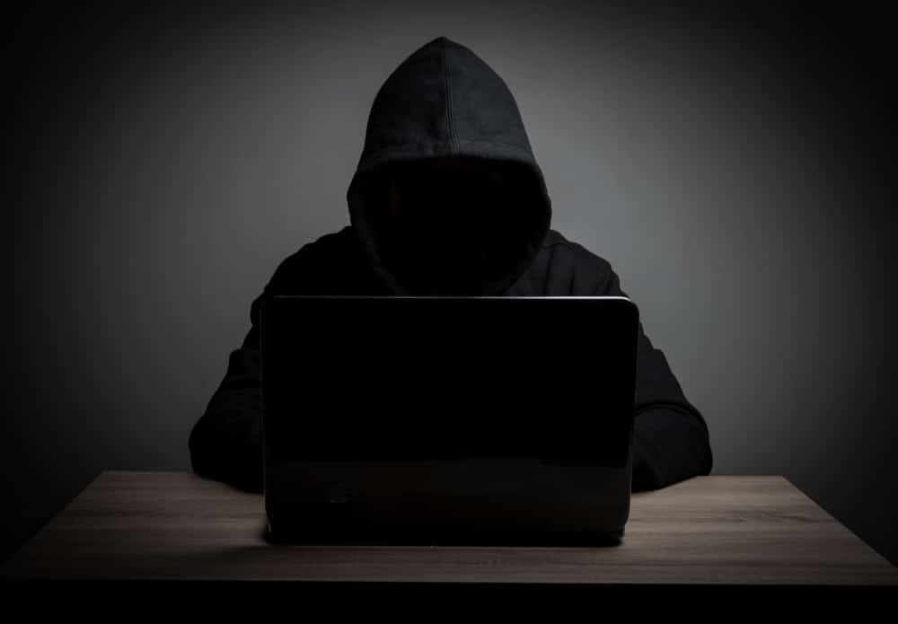 Stalking. Pessoa espionando, perseguindo.